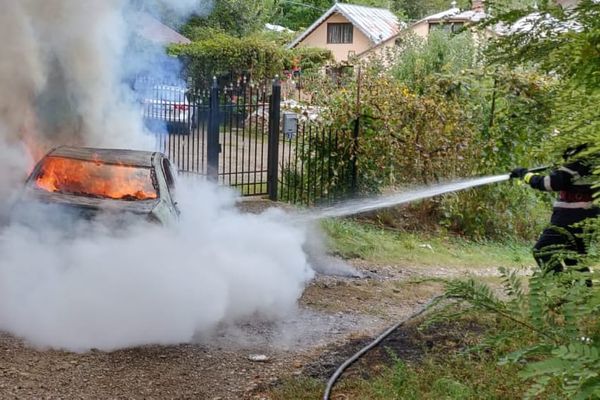 Un autoturism a fost cuprins de flăcări în cartierul Ițcani VIDEO