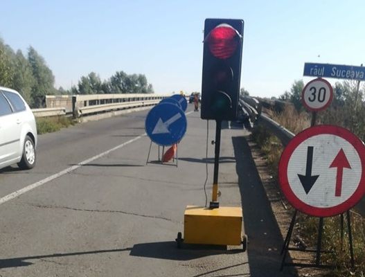 Podul de la Dornești a intrat în reparații. Timp de o lună circulația se va desfășura, alternativ, pe un sens de mers FOTO