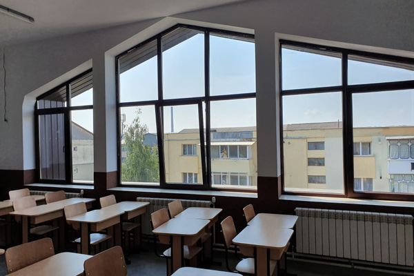 Șase noi săli de clasă amenajate prin mansardarea Școlii Generale nr. 10 Burdujeni