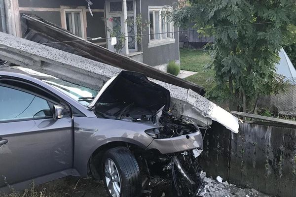 Un sucevean a distrus cu mașina un gard și a rupt un stâlp de electricitate FOTO