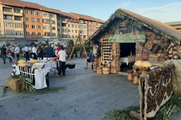 Două stâni tradiţionale la Târgul „Produs în Bucovina”, pe esplanada din centrul Sucevei