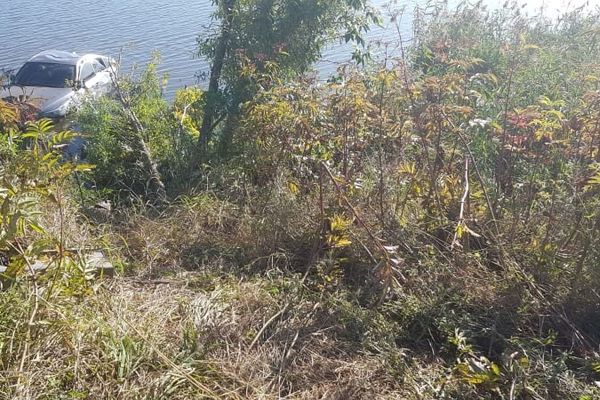 O șoferiță a plonjat cu mașina în iazul de la intrare în municipiul Fălticeni FOTO