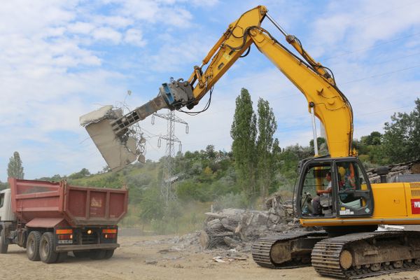 Un muncitor a ajuns la spital după ce un pod s-a rupt cu tot cu utilajul în care se afla