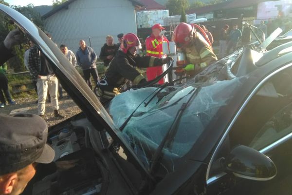 O persoană a ajuns în comă la spital după ce autoturismul în care se afla a intrat în coliziune cu o autoutilitară staționată FOTO