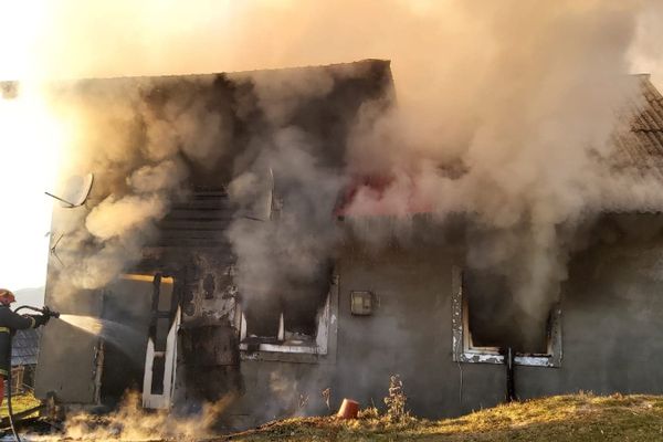 Incendiu la o casă din localitatea Cozănești. Proprietarul a ajuns la spital cu arsuri pe față și pe mâini FOTO