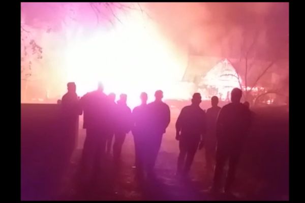 Incendiu de proporții la Botoșana. O gospodărie a fost cuprinsă de flăcări VIDEO