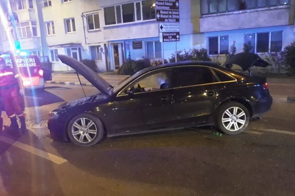 Accident grav în municipiul Suceava. O mașină a intrat într-un stâlp