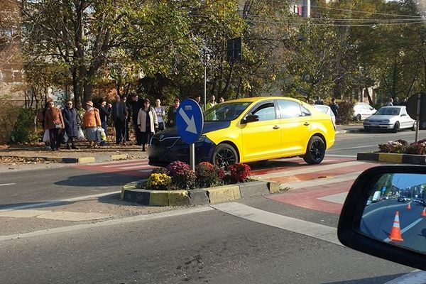 Bătrân lovit de un taxi pe trecerea de pietoni, în Burdujeni FOTO