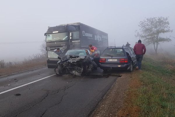 Accident cu două victime după ce un șofer s-a angajat într-o depășire neregulamentară FOTO