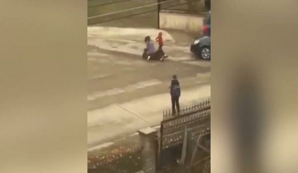 Două mame din Iaslovăț s-au luat la bătaie în fața unei școli VIDEO