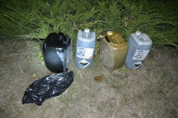 Doi minori au furat 60 de litri de motorină din rezervorul unui tractor