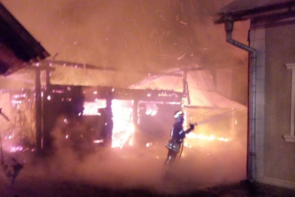 Incendiu de proporții la Vatra Moldoviței. Focul a fost pus intenționat FOTO