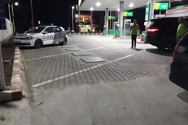 Un sucevean a rămas fără mașină în timp ce se afla într-o benzinărie din Comănești. Vezi ce a pățit