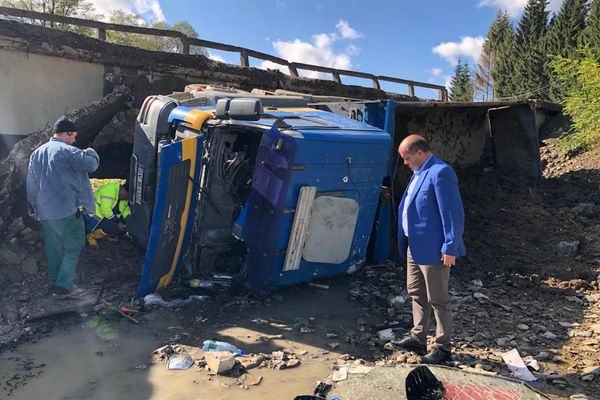Pod prăbușit sub greutatea unui camion, la Găinești