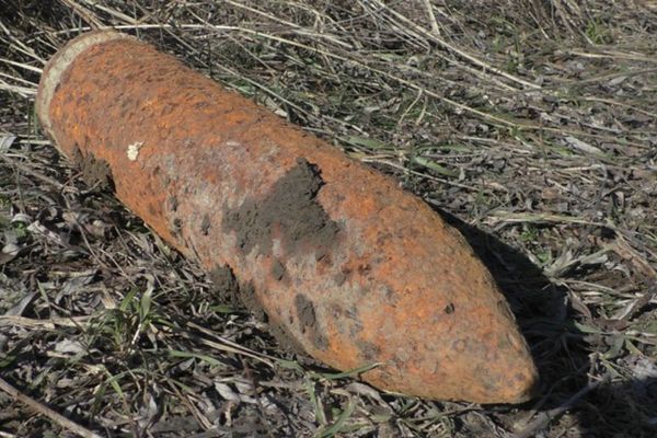 Un bărbat a găsit un proiectil neexplodat în timp ce săpa un șanț