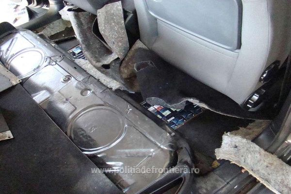 Țigări de contrabandă, descoperite în podeaua unui autoturism FOTO