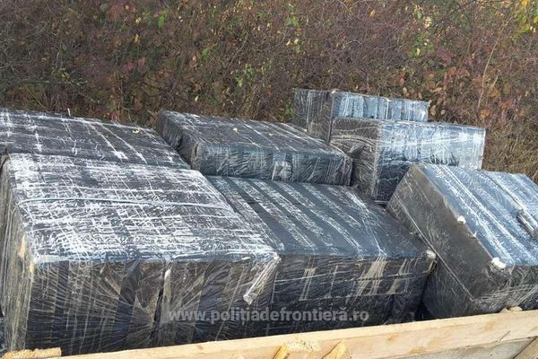 Colete cu țigări de contrabandă de peste 100.000 lei, abandonate la Brodina
