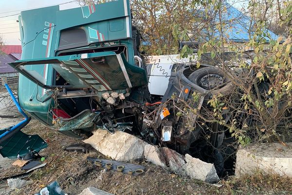 Un tir scăpat de sub control s-a răsturnat la Milișăuți FOTO