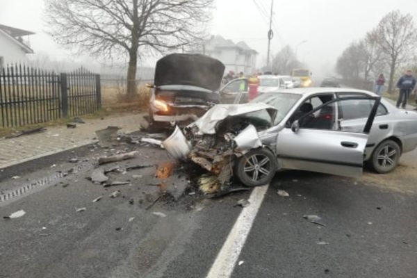 Accident grav în municipiul Vatra Dornei. O șoferiță a rămas încarcerată FOTO