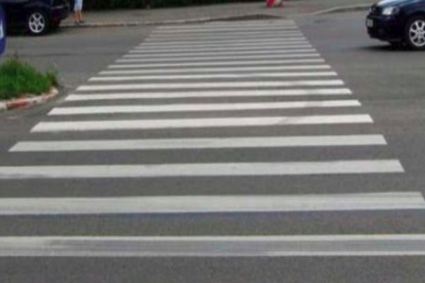 Două tinere au fost lovite de o mașină pe trecerea de pietoni