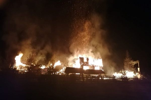 Incendiu pe o suprafață de 800 de metri pătrați la o cabană din Vatra Dornei