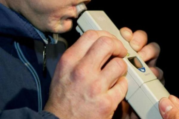 Un tânăr s-a urcat beat la volan și a intrat cu mașina într-o spălătorie auto