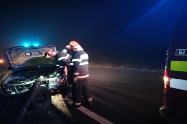 Un bărbat a fost grav rănit după ce un autoturism a izbit căruța în care se afla FOTO