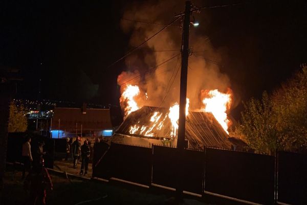 Incendiu în municipiul Suceava. O casă a fost cuprinsă de flăcări VIDEO