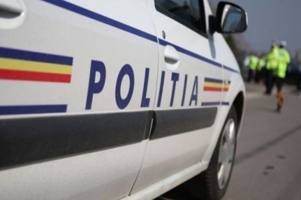 Urmărire în trafic la Vicovu de Sus. Un tânăr cu poliția pe urme a intrat în coliziune cu mașina în gardul unui imobil