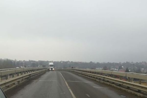 Se circulă din nou fără restricții pe podul de la Dornești FOTO