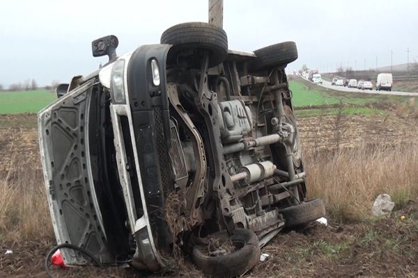 O persoană rănită, după ce autoutilitara în care se afla s-a răsturnat FOTO