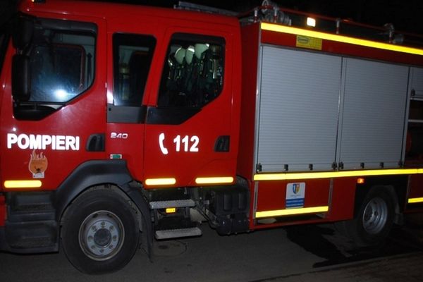 Incendiu la o cabană de lemn din municipiul Vatra Dornei