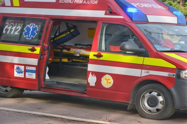 Accident grav la Rădăuți. Doi tineri răniți, după ce mașina în care se aflau s-a izbit de un cap de pod