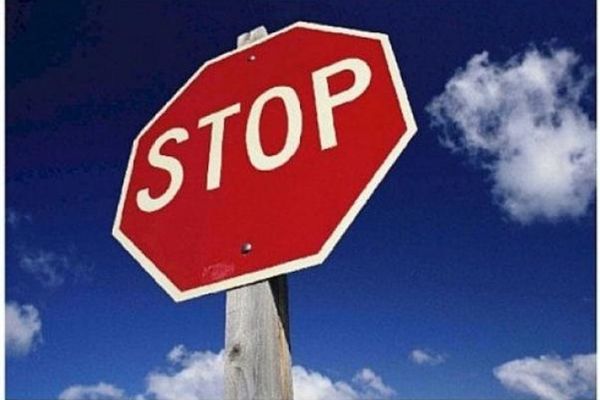 De beat ce era, un șofer nu a mai văzut indicatorul “STOP”. A pătruns pe contrasens și a avariat un autoturism