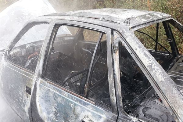 Un bărbat și-a incendiat din greșeală mașina în timp ce îi curăța interiorul