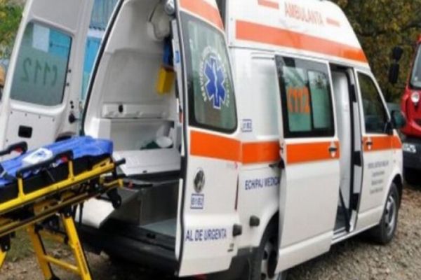 O femeie a ajuns în stare gravă la spital după ce a fost lovită de o mașină