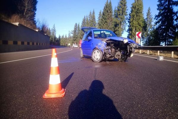 Accident rutier cu două victime în Pasul Mestecăniș. Un șofer a pierdut controlul mașinii din cauza vitezei FOTO