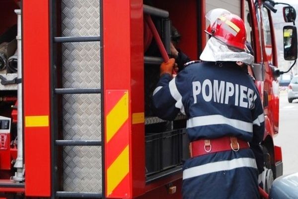 O casă a luat foc de la o țigară nestinsă. Proprietarul a suferit arsuri