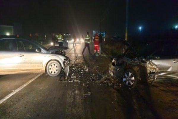 Accident cu trei victime după o coliziune între două autoturisme FOTO