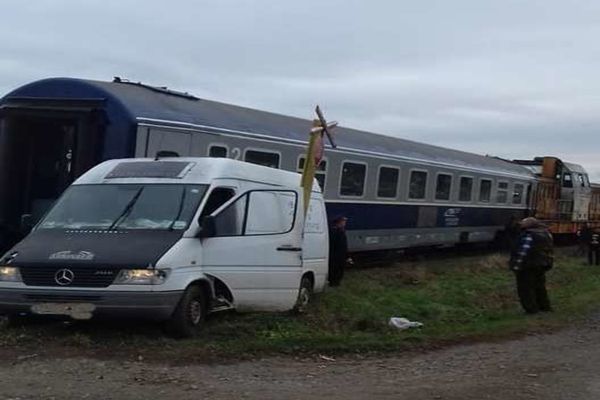 Accident la Gălănești. Un microbuz a fost lovit de tren FOTO