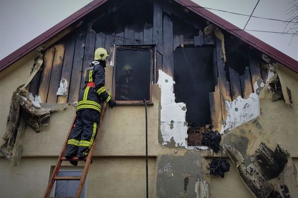 Incendiu la o casă din comuna Satu Mare FOTO