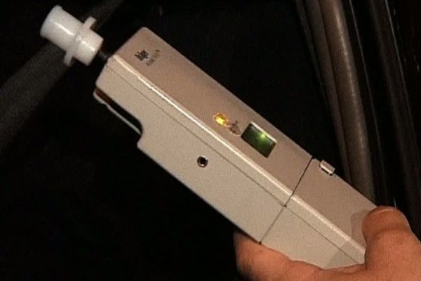 Un șofer era atât de beat, încât nu a putut fi testat cu etilotestul nici după zece încercări