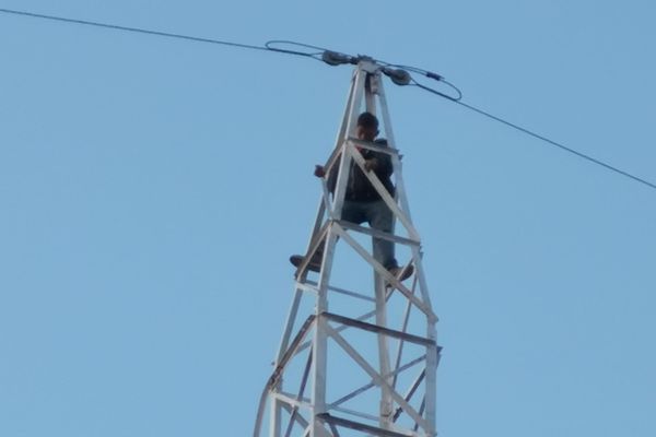 Un sucevean s-a urcat pe un stâlp de înaltă tensiune și a amenințat că să aruncă VIDEO