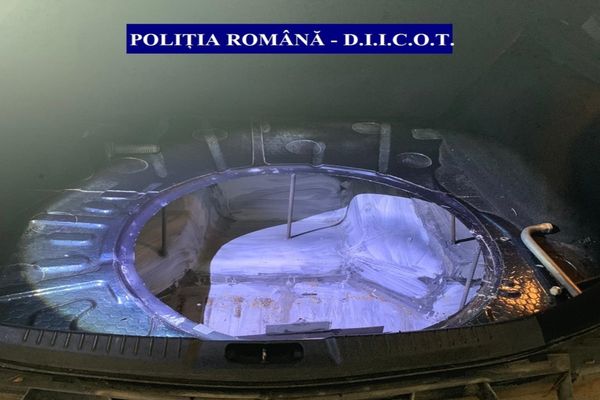 Percheziții în Dornești și Rădăuți pentru destructurarea unui grup infracțional specializat în contrabandă și spălare de bani