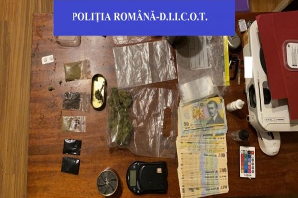 Doi suceveni, prinși cu aproape un kilogram de canabis la Cluj Napoca FOTO