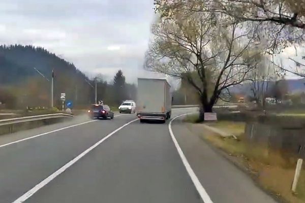 VIDEO Șofer care putea să producă o tragedie: „Mi se fâlfâie! Da, îl omoram pe ăla, care-i problema? Am asigurare la mașină, mă p.. pe el!”
