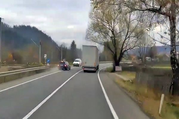 VIDEO Șoferul care a scandalizat toată țara cu o depășire criminală a rămas fără permis de conducere pentru 60 de zile