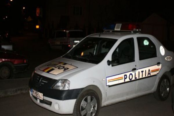 Vezi motivul pentru care un bărbat a aruncat aragazul unui vecin de la etajul patru