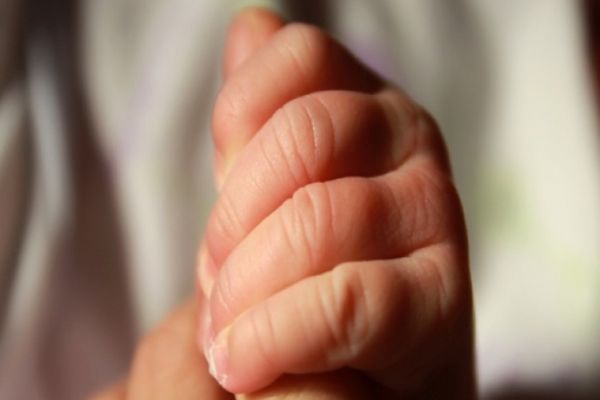 O fetiță de doi ani a ajuns la spital, după ce s-a opărit cu lichid fierbinte