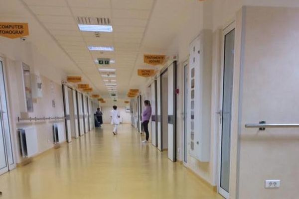O fetiță de șapte ani a ajuns la spital după ce s-a tăiat la o șișcorniță